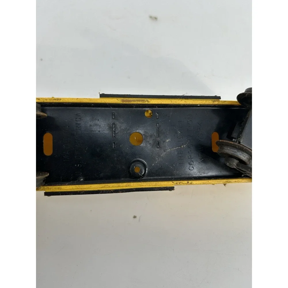 Lionel Lines 6656 LiveStock Car Yellow O Gauge, Postwar Working Sliding Doors